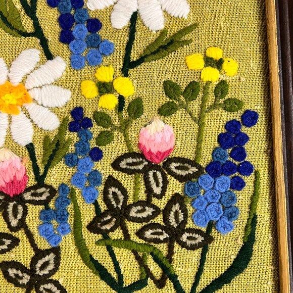 Vintage Framed Embroidery Crewel Art Floral Garden Bee Cottage Daisies - Picture 4 of 9